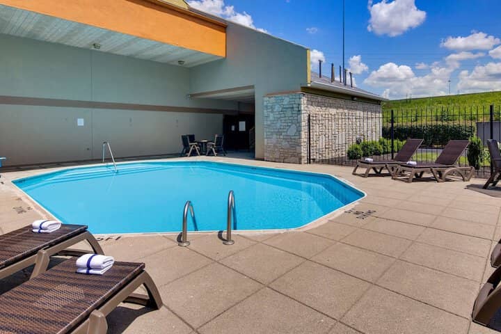 Pool 25 of 33